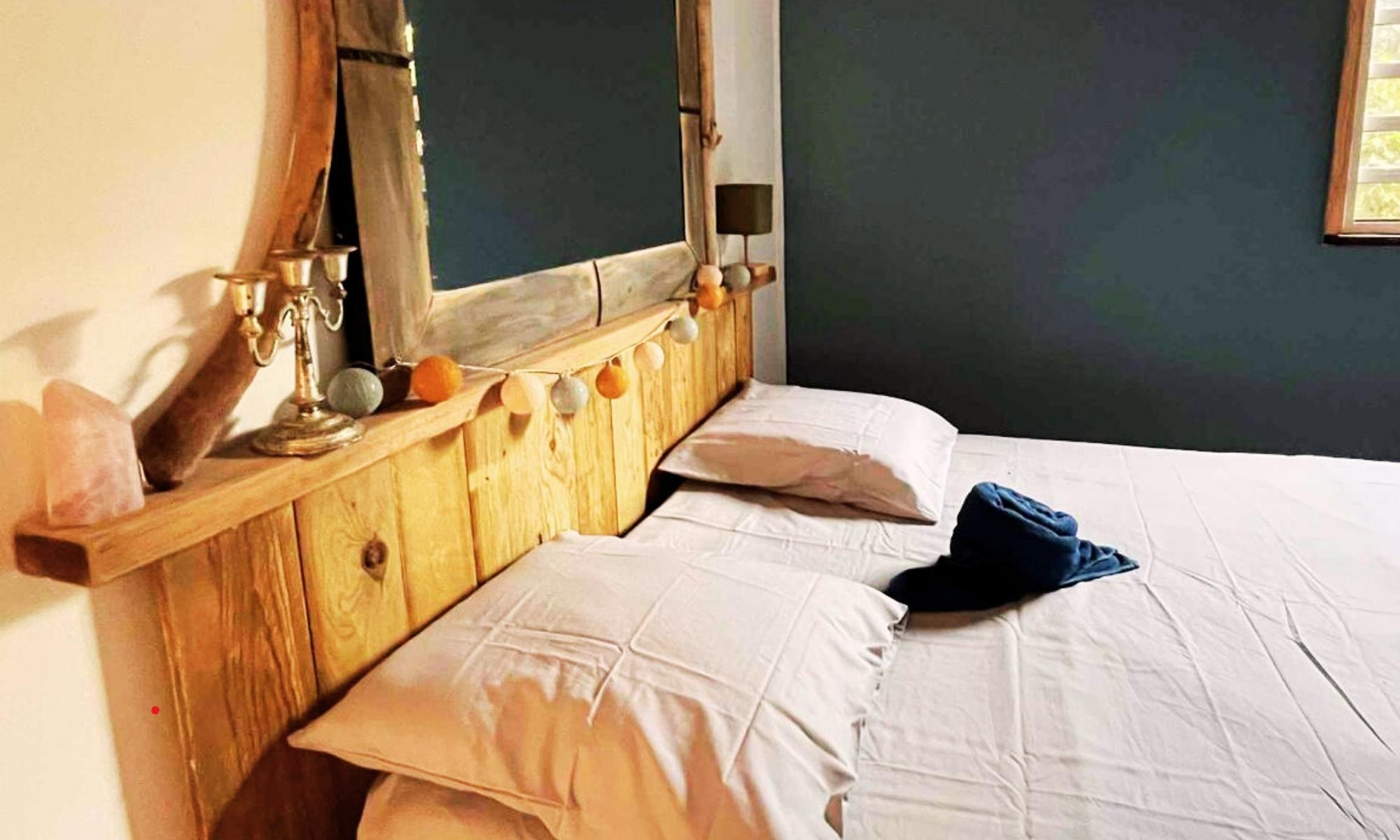 Les chambres sont décorées dans un esprit boisé et bohème.