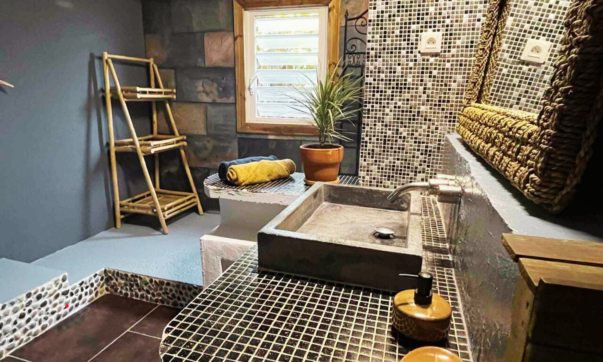 La salle de bain intérieure possède une baignoire et une douche à l'italienne.