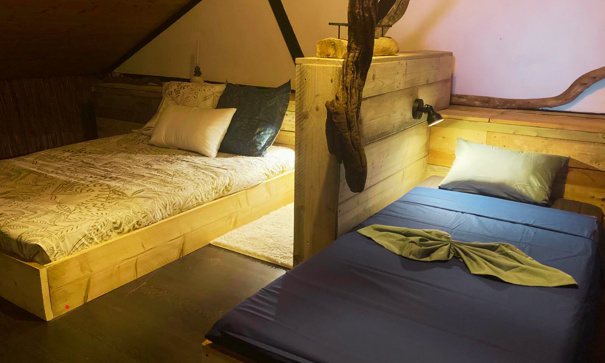 La mezzanine possède deux lits simples qui fait penser aux chambres des enfants dans les maisons de campagne.