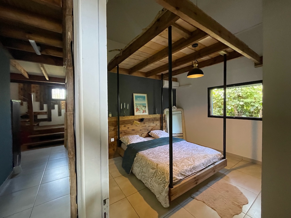 La villa aux gens heureux possède 4 chambres et une mezzanine.