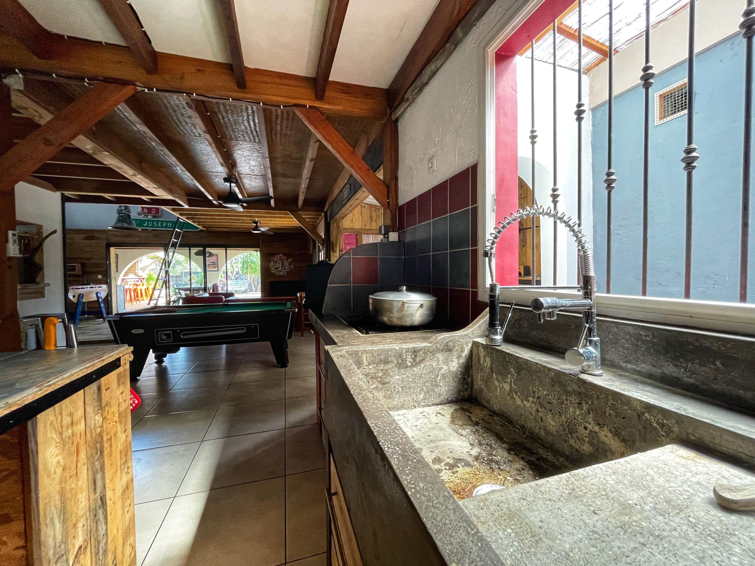 La cuisine intérieure toute équipée ouverte sur la pièce à vivre