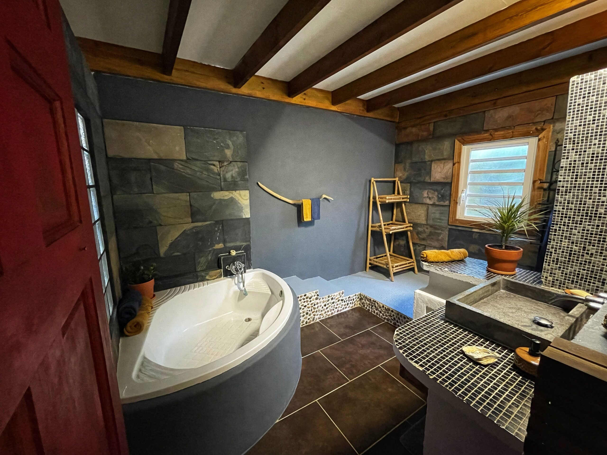 La salle de bain principale située à l'intérieur.