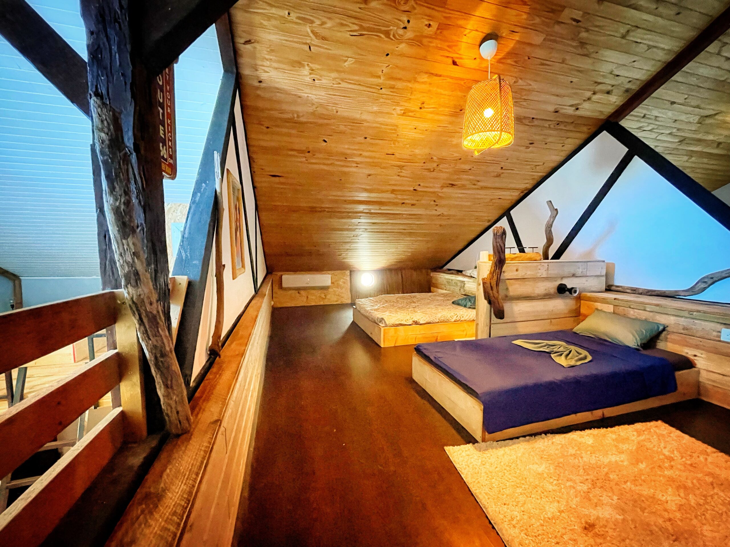 Les lits simples dans la mezzanine qui surplombe le reste de la maison.