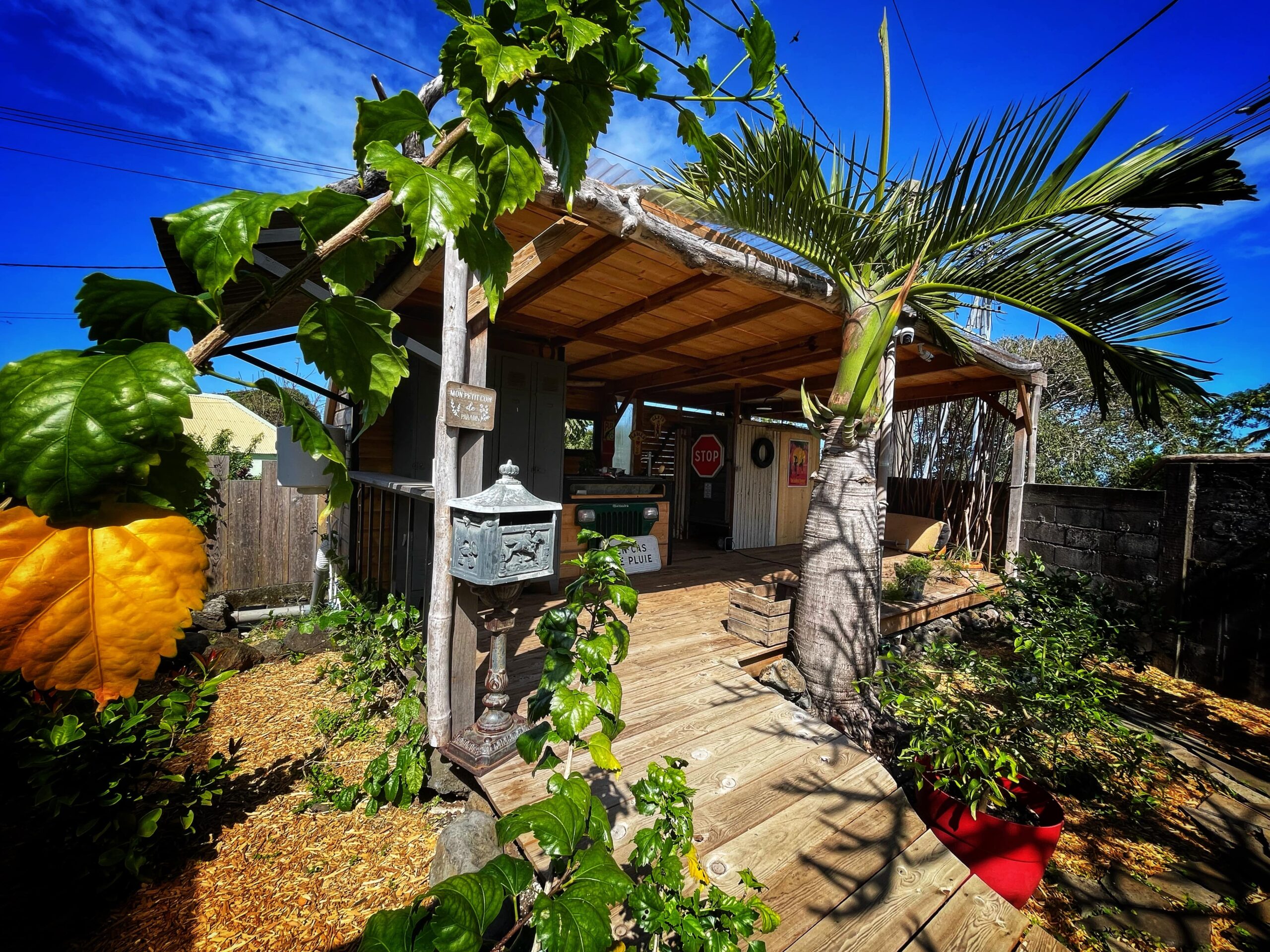 La salle de bain extérieur dans le jardin réserve son lot de surprises.