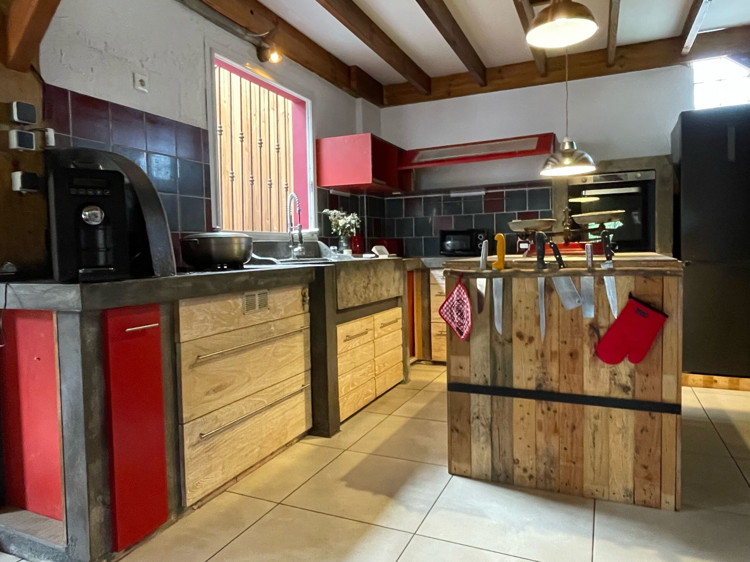 La cuisine extérieur possède un îlot central et tout le nécessaire pour cuisiner.