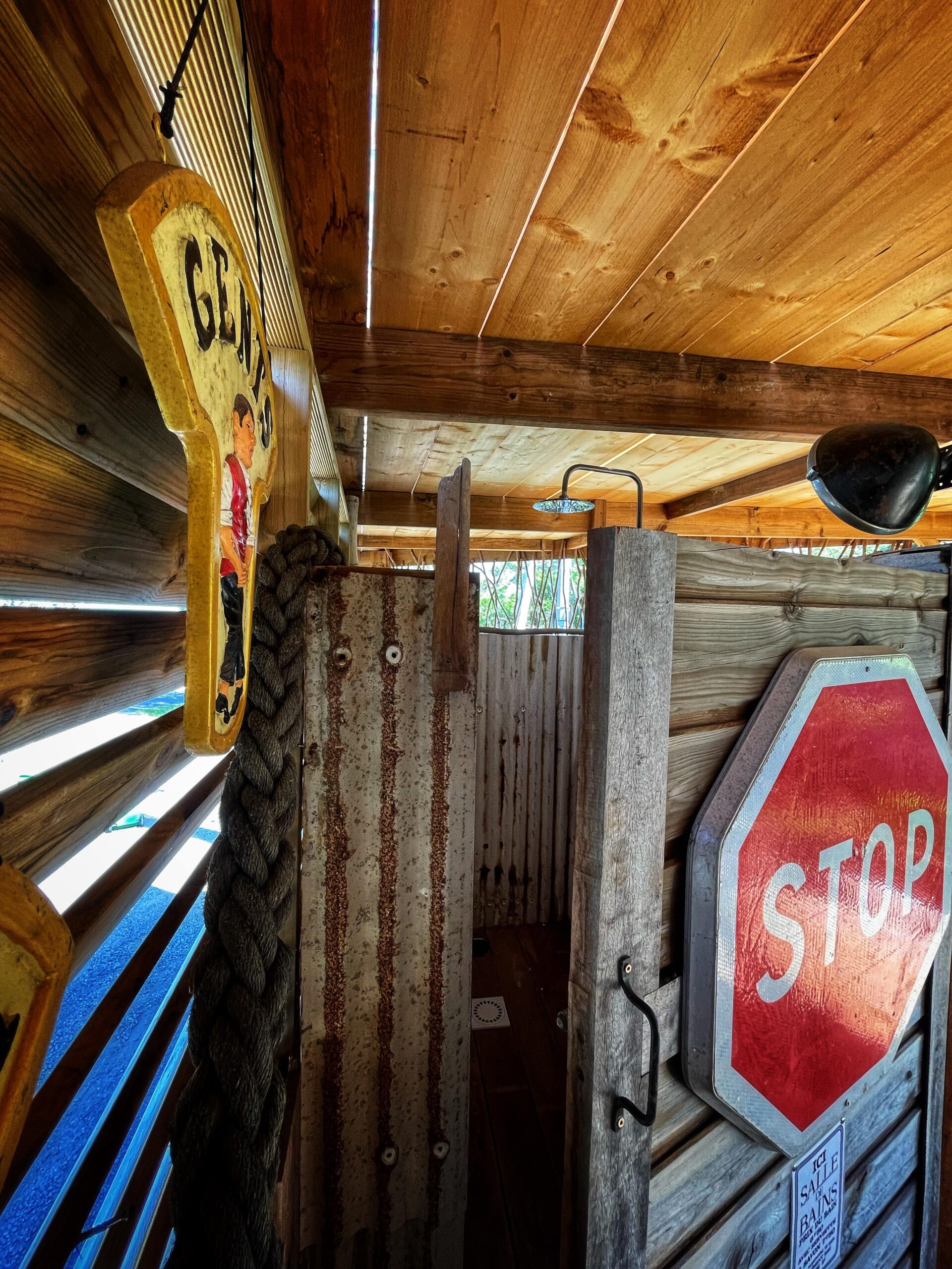 Les propriétaires se sont amusés à vous faire quelques surprises dans la salle de bain extérieure.
