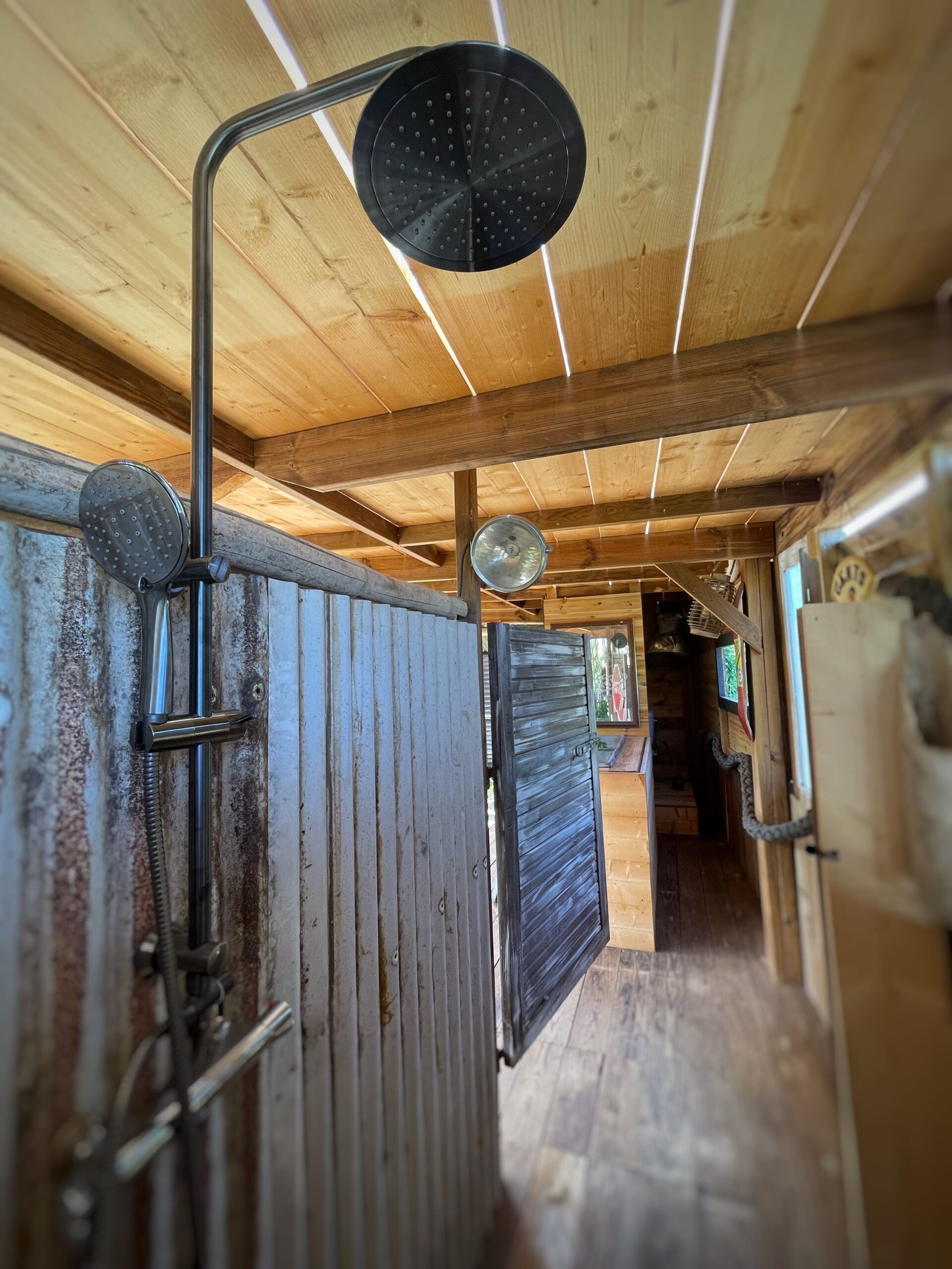 La douche extérieure promet un dépaysement assuré.