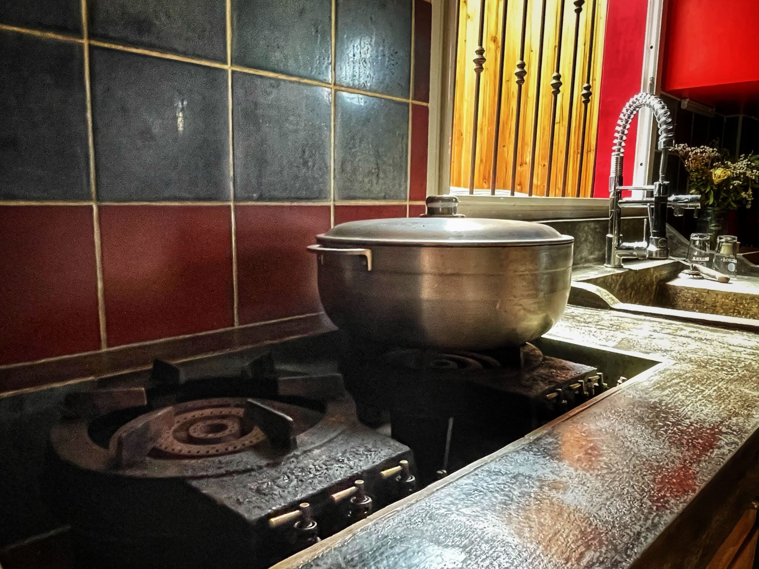 À l'intérieur comme à l'extérieur ici on cuisine au gaz avec un tripatte en fonte. Les marmites sont à disposition.