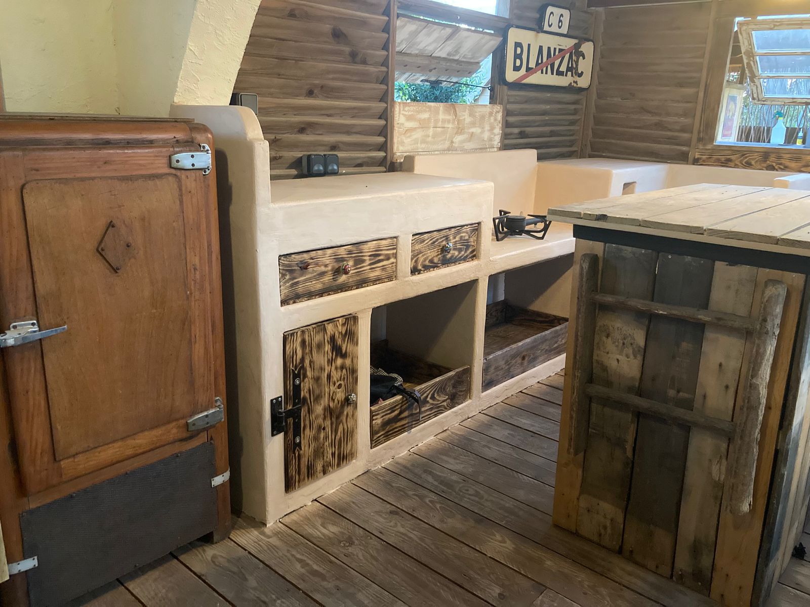 La cuisine extérieure donne sur la terrasse et la piscine.